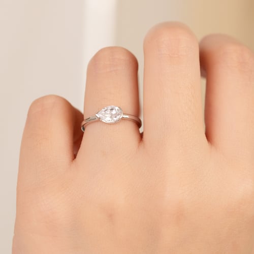 Verlobungsring mit einem tropfenförmigen Halblünette Diamanten Timarete