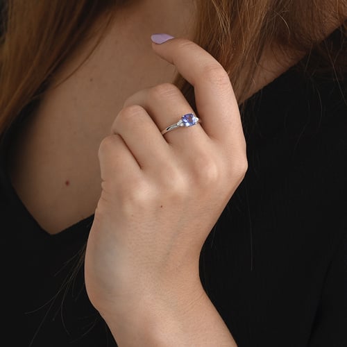 Goldener Ring mit Tansanit und Diamanten Essa