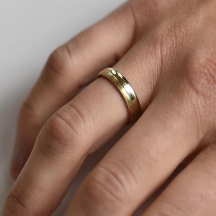 Goldene Eheringe mit zartem Relief Riola