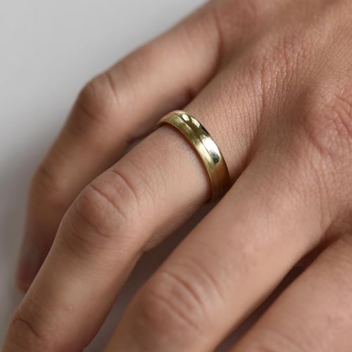 Goldene Eheringe mit zartem Relief Riola