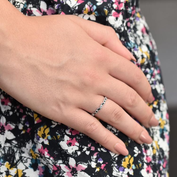 Ehering mit Diamanten auf dem Finger 32563