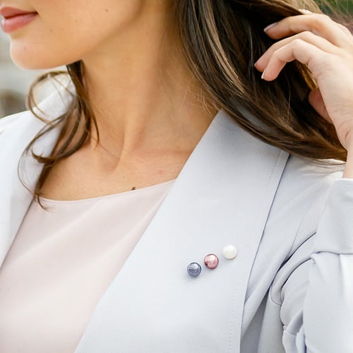 Minimalistische Brosche mit weißer Perle Suzume