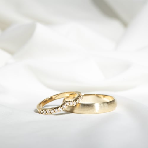 Eternity Ring aus Gold mit Moissaniten und flachem Herrenring Marveille
