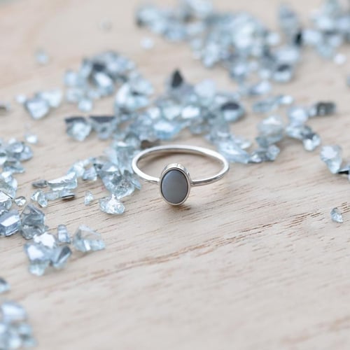 Minimalistischer Goldring mit ovalen Opal Plaire