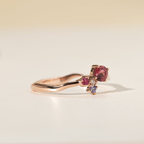 Cluster-Ring mit Turmalin, Tansanit, Rubin und einem Diamanten Roche