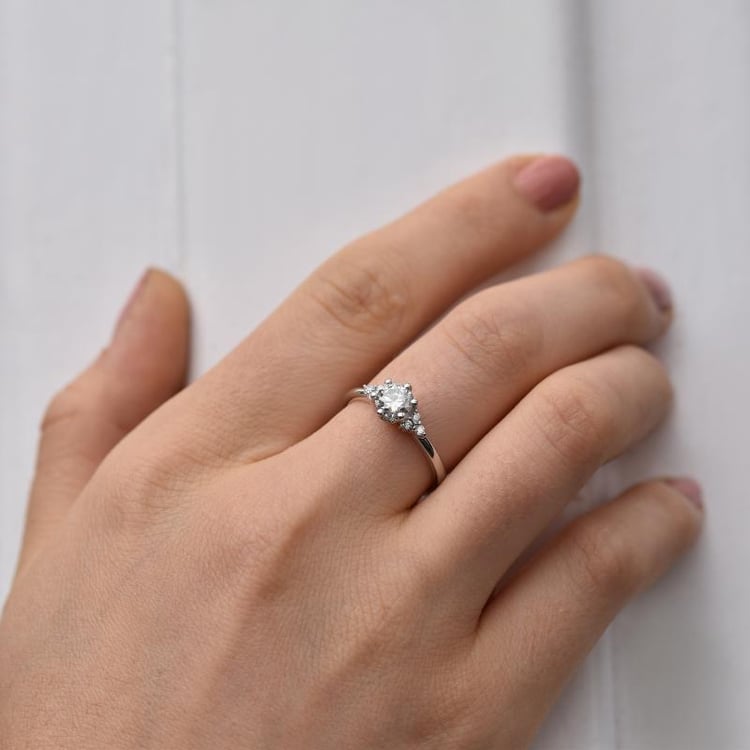 Verlobungsring aus Platin auf dem Finger 33228