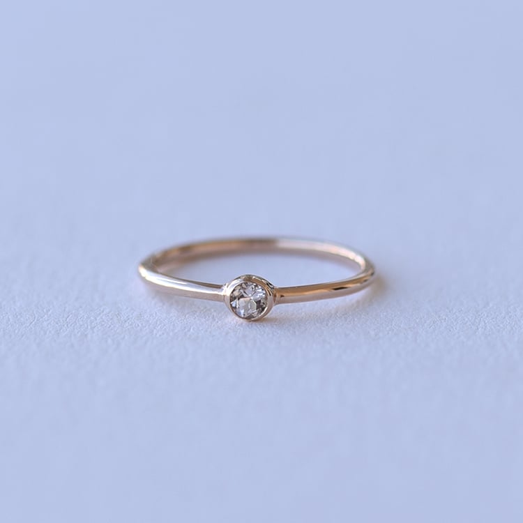 Goldener minimalistischer Ring mit Morganit Emilien 62134