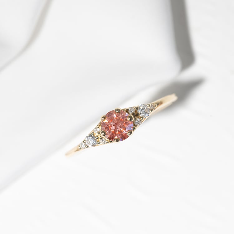 Goldener Verlobungsring mit einem IGI zertifizierten 0.44ct rosa Lab Grown Diamanten Diana 148444