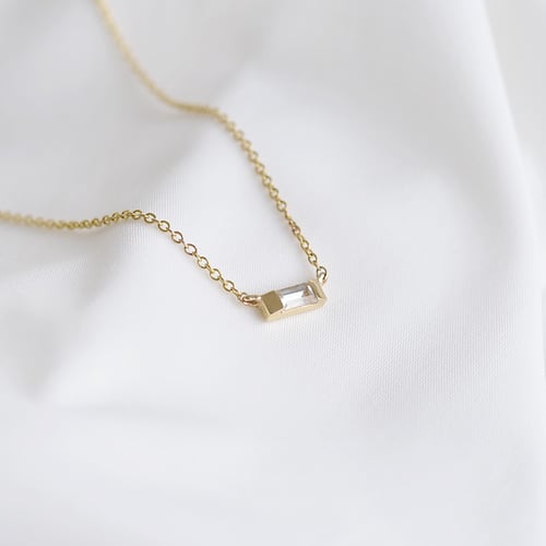 Goldenes Set mit weißen Baguette Saphiren Chanelle