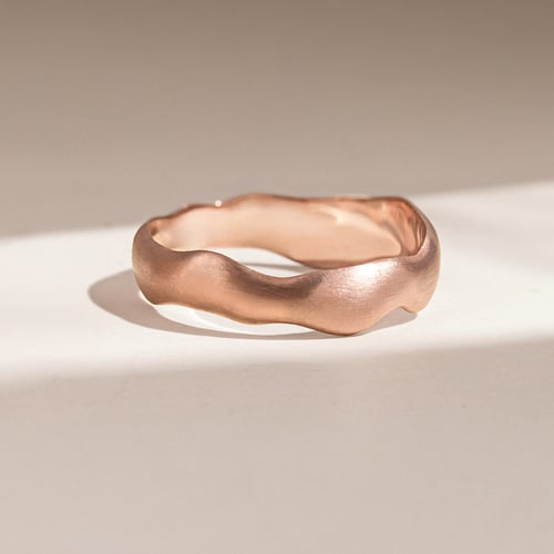 Unregelmäßige Eheringe aus Gold mit Diamanten Parnell