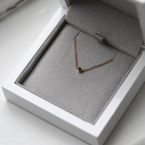 Minimalistische Halskette mit grünem Diamanten Glosie