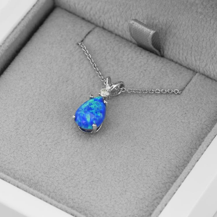 Goldener Anhänger mit Diamant und Opal in Eppi-Geschenkbox 51091