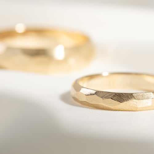 Matte gehämmerte Eheringe aus Gold Zvezda