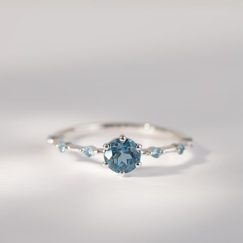 Ring mit Londoner Topasen und seitlichen Schweizer Topasen Imelda