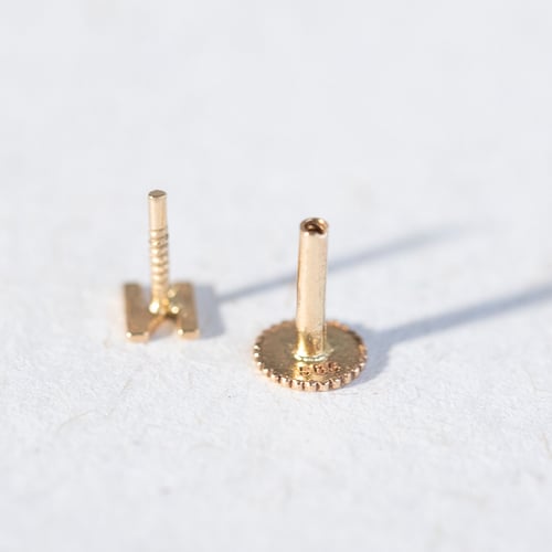 Goldene Ohrstecker mit Buchstaben Alphabet