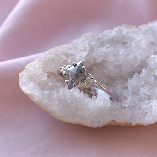 Unikater Ring mit Salt and Pepper Diamant Rogue