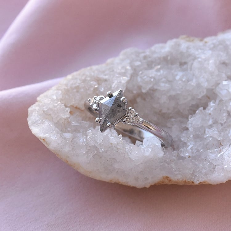 Unikater Ring mit Salt and Pepper Diamant Rogue 67503