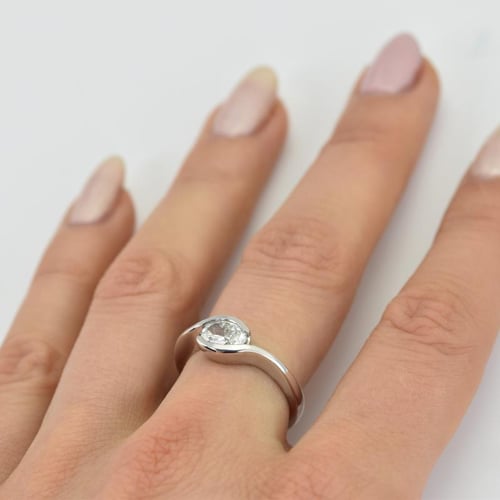 Verlobungsring mit 0.35ct ovalem Diamant Joella
