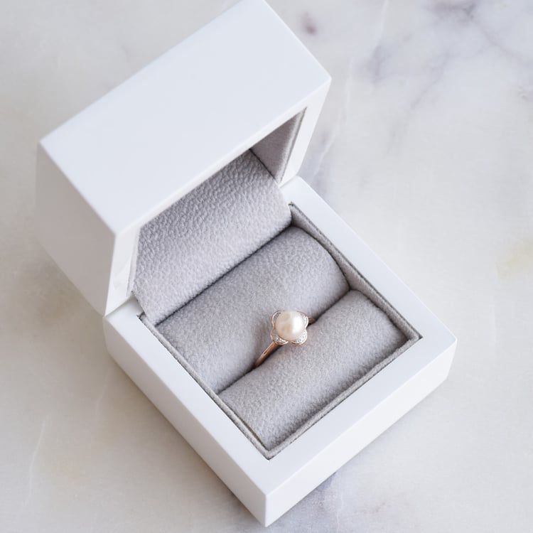 Eleganter Ring mit Perle und Diamanten in Blumenform Corynn 86625