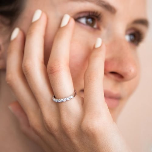 Gedrehter Eternity-Ring mit Diamanten Rami