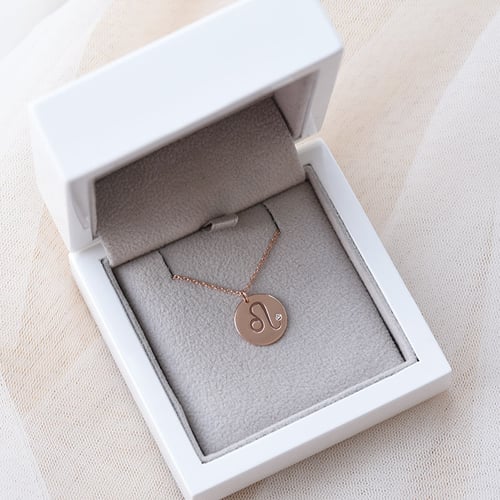 Eleganter Anhänger mit Diamanten und Sternzeichen Löwe