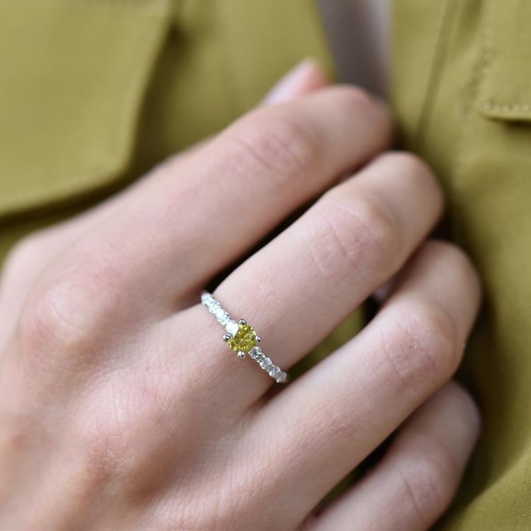 Goldring mit gelbem Diamanten auf dem Hand 10731