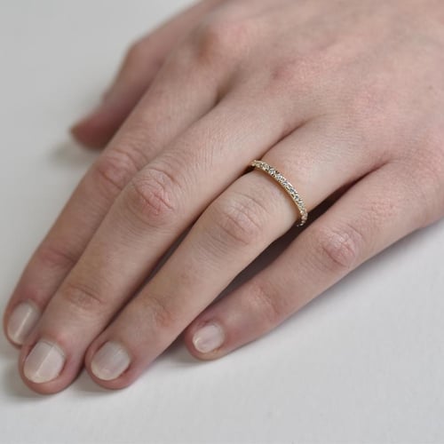 Eheringe aus einem Eternity-Ring mit Moissaniten und einem Komfort-Ring Driany