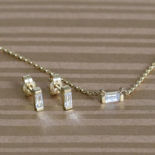 Goldene Kollektion mit weißen Baguette Saphiren Stasia