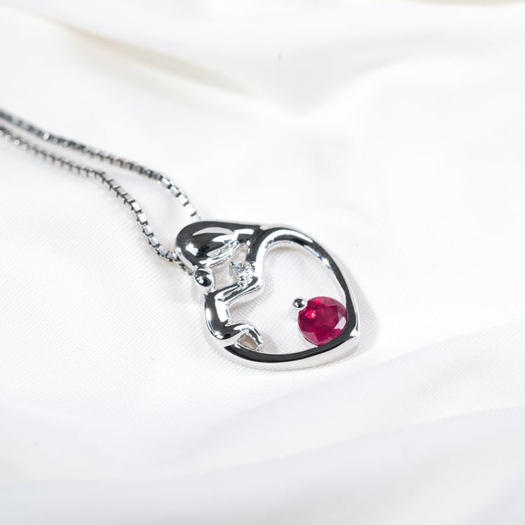 Silberner Anhänger Mutter und Kind mit Rubin und Diamant Ella 131169