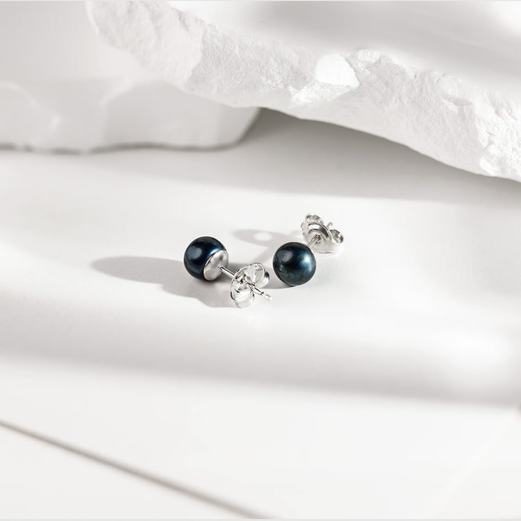 Silberne Ohrstecker mit schwarzen Perlen 158383