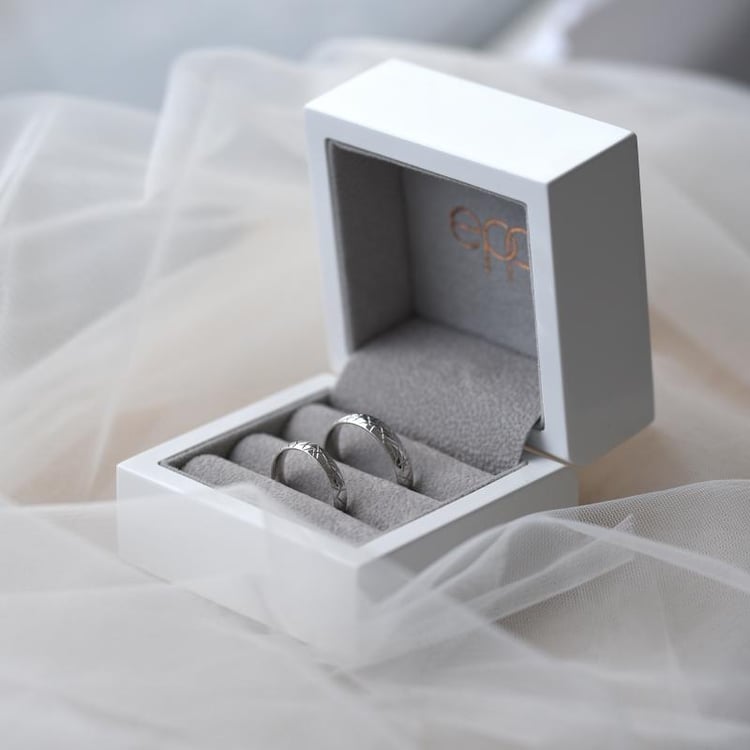 Trauringe Weißgold mit Rillenmuster in Eppi-Geschenkbox 52667