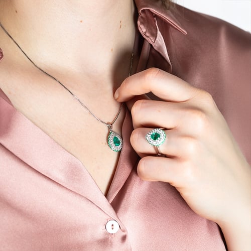 Goldring voller Smaragde und Diamanten Sazes