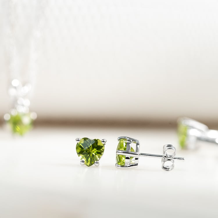 Goldene Ohrringe mit Olivinen in Herzform Kaciah 133315