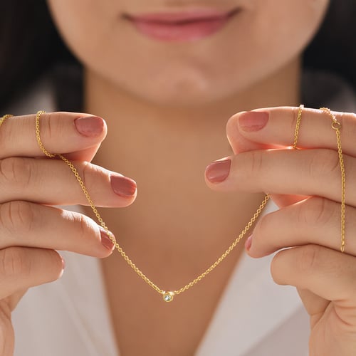 Silberne minimalistische Kette mit einem grünen Saphir Glosie