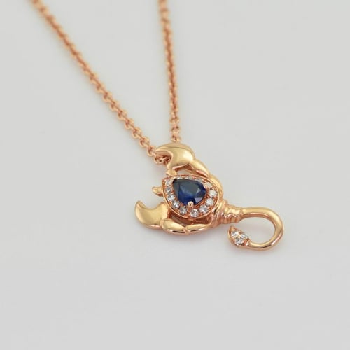 Goldener Anhänger mit Saphir und Diamanten im Sternzeichen Skorpion Escorpion