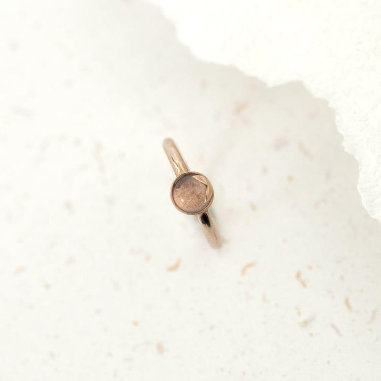 Goldener Ring mit Cabochon-Rosenquarz Yana 130395