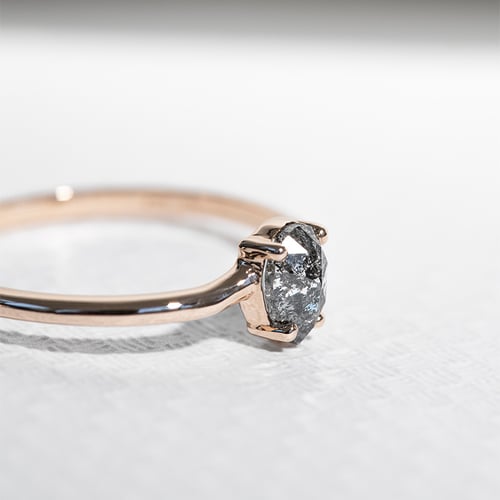 Verlobungsring mit Salt and Pepper Diamant in Birmenform Roisin