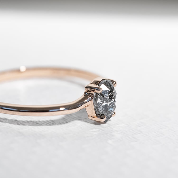 Verlobungsring mit Salt and Pepper Diamant in Birmenform Roisin 125650