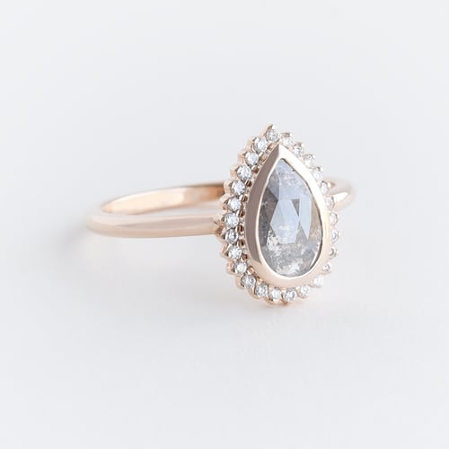Ring mit Pear Salt and Pepper Diamanten und Diamanten Clemency