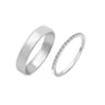 Eheringe aus Eternity-Ring mit Moissaniten und ein breiter Komfort-Ring Adva