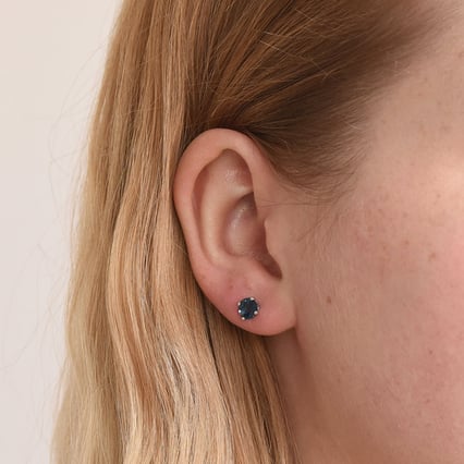 Goldene Ohrringe mit blauen Topasen Hulda