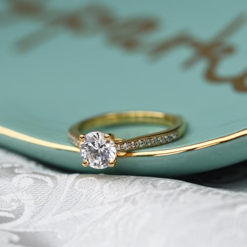 Verlobungsring mit Moissanit und Lab Grown Diamanten Ulani
