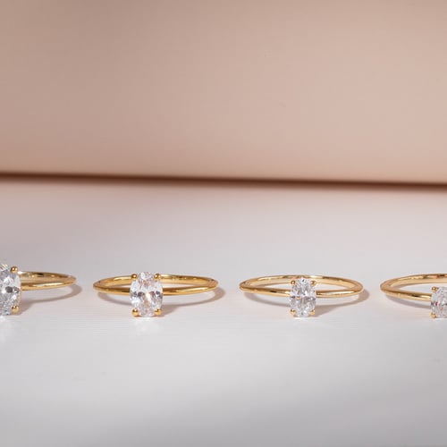 Verlobungsring mit einem ovalen Diamanten Frost