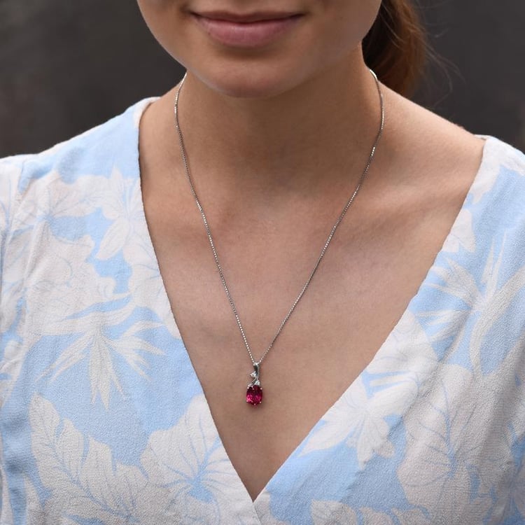 Anhänger mit Rubin und Zirkonia auf dem Hals 46687