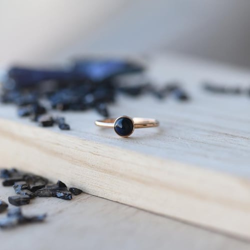 Goldener minimalistischer Ring mit schwarzem Opal Stowy