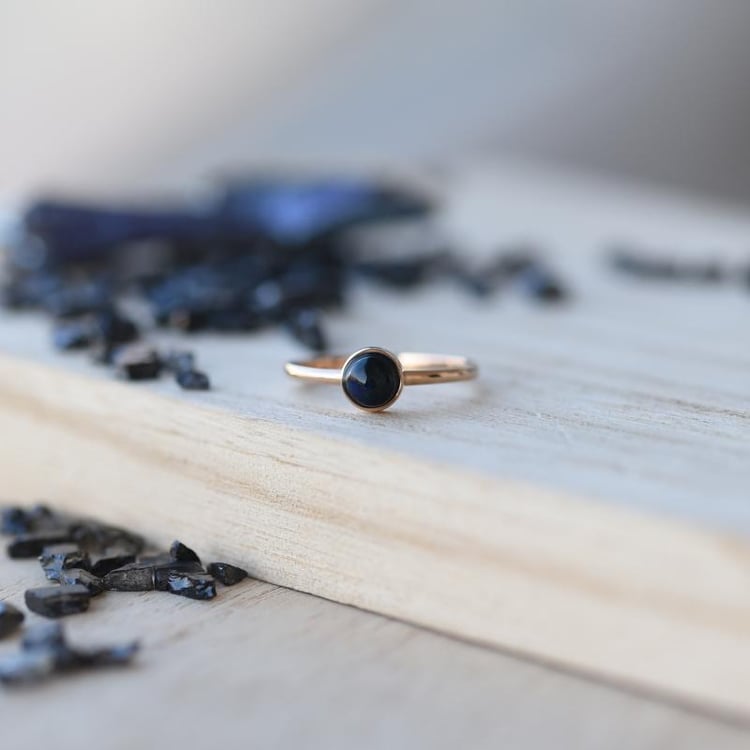 Goldener minimalistischer Ring mit schwarzem Opal Stowy 52358