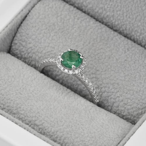 Bezaubernder Halo-Ring mit Smaragd und Diamanten Toppy