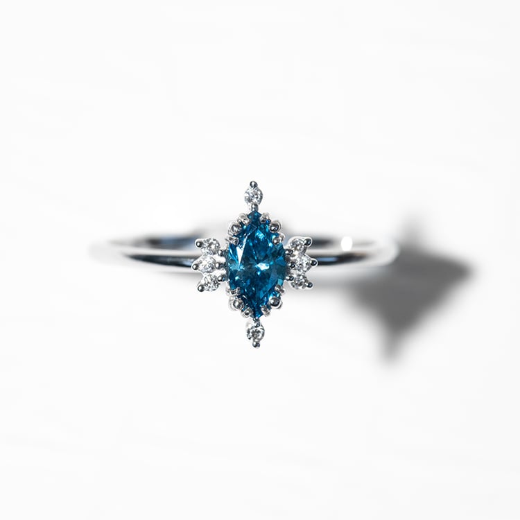 Verlobungsring mit 0.31ct IGI-zertifiziertem blauem Lab Grown Diamanten Janne 125696