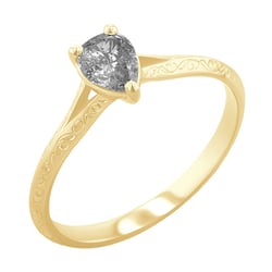 Von Hand gravierter Ring mit einem Salt and Pepper Diamanten in Birnenform Vivia