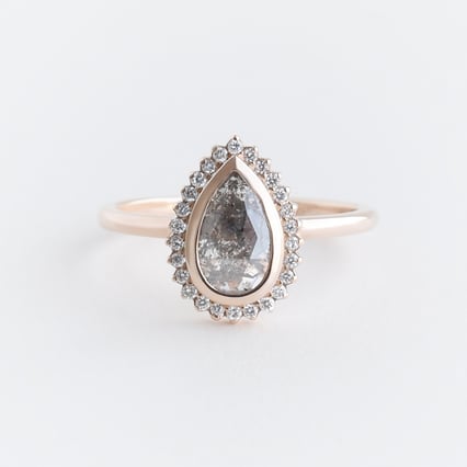 Ring mit Pear Salt and Pepper Diamanten und Diamanten Danni